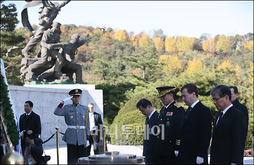 [사진]현충원 참배하는 메드베데프 대통령