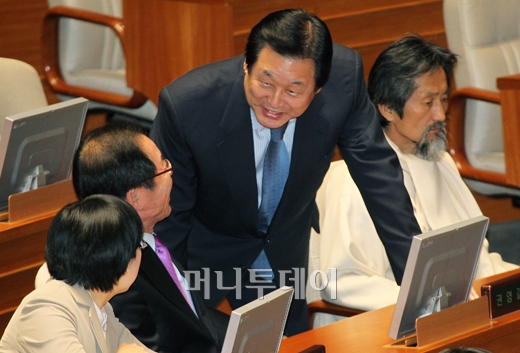 [사진]민노당과 이야기하는 김무성 원내대표