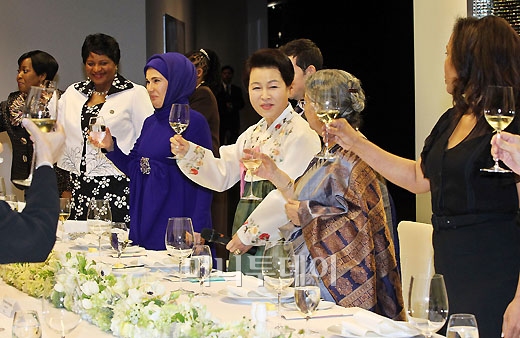 [사진]건배하는 G20 참가 영부인들