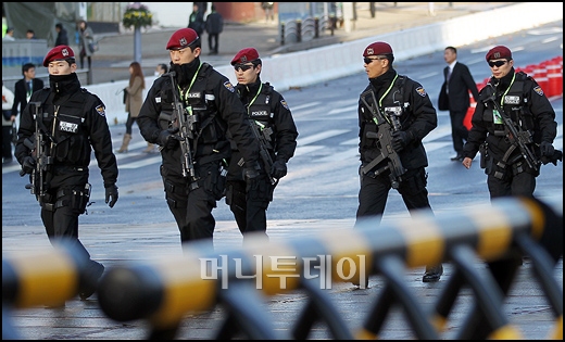 [사진]무장한 경찰특공대의 삼엄한 경계