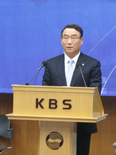김인규 KBS 사장이 22일 오전 KBS 수신료 인상 관련 기자회견을 하고 있다 