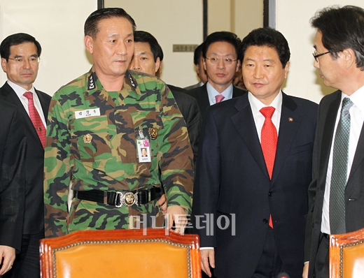 [사진]한나라당 긴급 회의 참석한 김정두 합참본부장