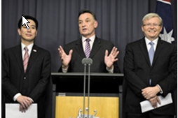  호주의 크레이그 에머슨 무역장관(가운데)이 23일(현지시간) 호주 국회에서 마에하라 세이지 일본 외무상(왼쪽)과 케빈 러드 호주 외교부 장관과 함께 기자회견을 하고 있다. 