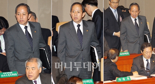 [사진]경질된 김태영 장관 '내 자리는 어디에'