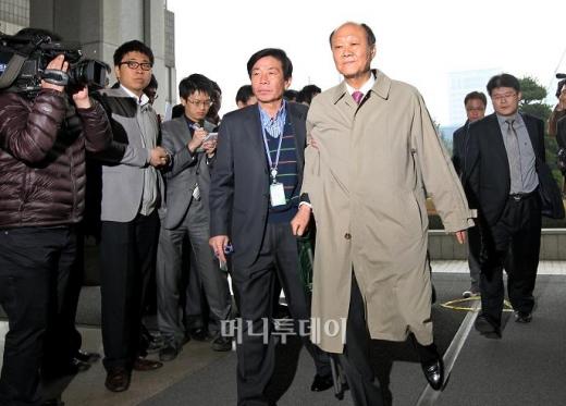 ↑천신일 세중나모여행 회장 검찰 출두 ⓒ이명근 기자