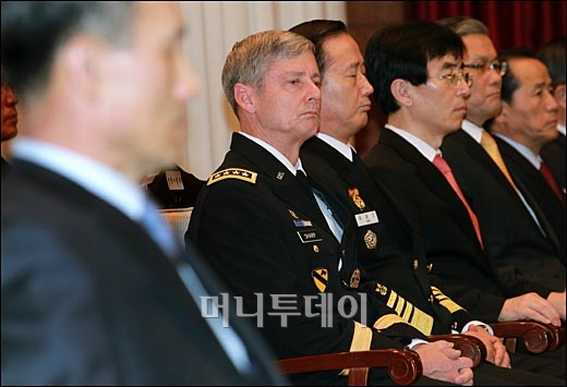 [사진]샤프 주한미군사령관, 김관진 국방장관 취임식 참석