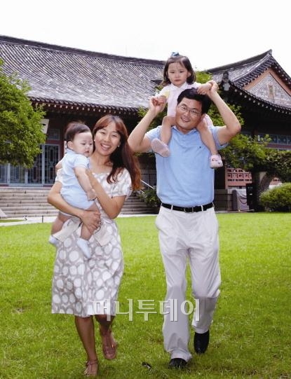 ▲장보고호의 캡틴인 김민호 동원산업 선장과 그의 가족들. 
