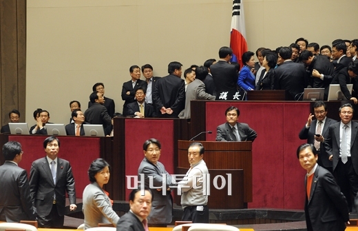 '폭력국회' 재연…난장판 된 국회(종합)