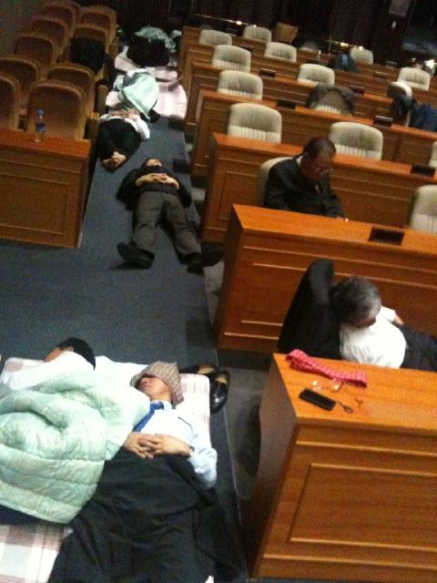 여야간 격렬한 물리적 충돌 뒤 의원들과 보좌관들이 8일 새벽 국회 본회의장에서 새우잠을 자고 있다. ⓒ제공: 민주당 최문순 의원 트위터