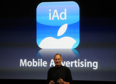 스티브 잡스 애플 최고경영자(CEO)가 모바일 광고 플랫폼인 '아이애드(iAd)'를 소개하고 있다. 