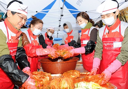 ↑BC카드 '사랑,해 봉사단' 100여명 및 관계자들은 11월 서울 서초구민회관에서 저소득층 가정을 돕기위한 김장 나눔 한마당을 열어 약 2200포기의 김장을 지역 저소득층 650가구에 전달했다.     
