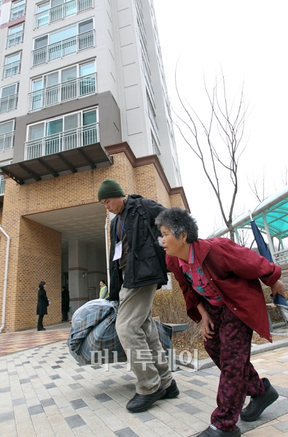 [사진]찜질방 연평도 주민들, 아파트 임시 이주