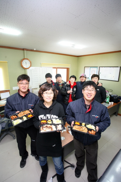 ↑23일 아침 도시락을 전달받은 CJ GLS 광주물류센터 직원들이 아침식사를 하고 있다.
