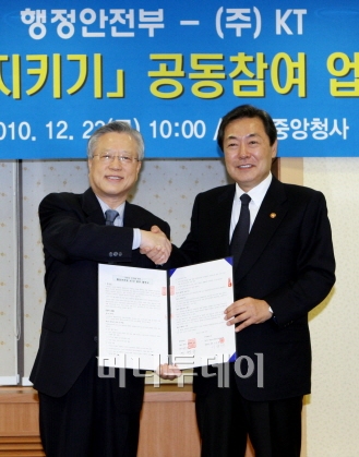 ↑ 맹형규 행안부 장관(사진 오른쪽)과 이석채 KT 회장. 