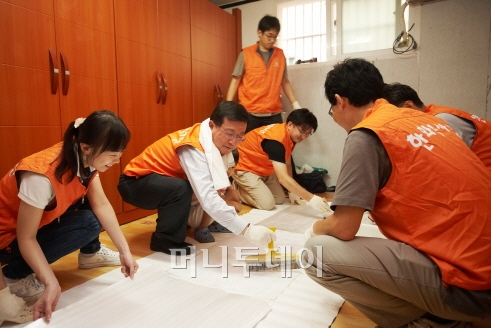 ↑ 이근포 한화건설 대표가 직원들과 '사랑나눔 집수리 사업'에 참여하고 있다. 