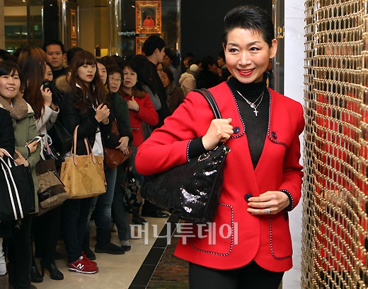 [사진]김성주 회장 패션감각에 놀란 고객들