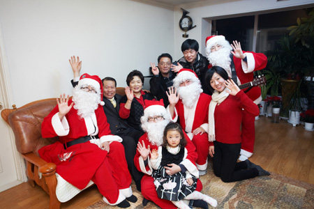 ↑ 한화건설 해외근무 임직원 가족들을 대상으로 진행한 '꿈에그린 산타가 간다' 이벤트에서 가족들과 산타가 함께 기념촬영을 하고있다. ⓒ한화건설