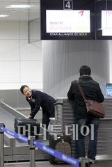 ↑인천공항철도 서울역 터미널 수하물 카운터에서 한 승객이 짐을 부치고 있다.ⓒ이명근 기자