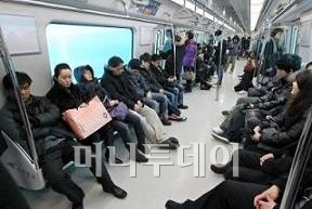 ↑인천공항철도 일반열차를 타고 공항으로 이동하는 승객들.ⓒ이명근 기자