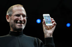 '아이폰 4'를 손에 들고 있는 스티브 잡스. 