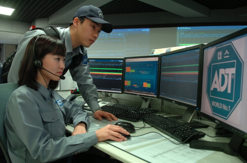 ADT캡스 직원들이 26일 무인 경비 중앙 관제 시스템 'ADT 블루 마스터'를 통해 고객의 안전 상황을 실시간으로 모니터링 하고 있다. 