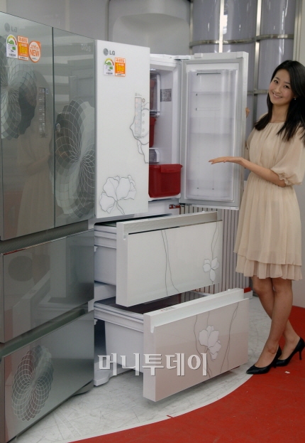 LG전자 홍보 도우미가 27일 출시된 에너지 소비효율 1등급 김치냉장고를 소개하고 있다. 