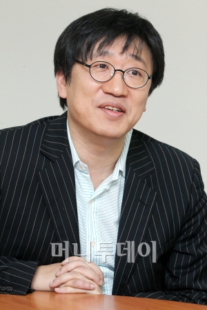 ↑가수이자 동부자산운용 투자전략 본부장인 김광진 