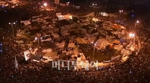 ↑ 10일 밤 카이로 타흐리르 광장에 모인 시위대 모습. 