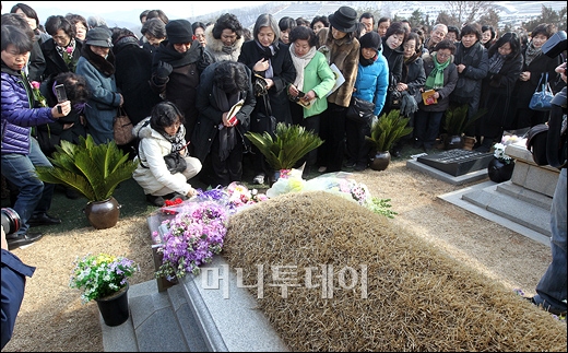 [사진]신도들로 가득찬 故 김수환 추기경 묘역