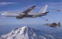 ▲보잉의 KC767 급유기가 전투기에 공중급유하는 모습ⓒwww.airforce-technology.com