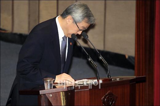 [사진]김성환 장관 '한-EU FTA 보고서 물의' 사과
