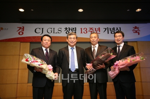 ↑CJ GLS 이재국 대표이사가(사진 왼쪽에서 두번째) 창립 13주년 기념식에서 우수협력업체상 수상자들과 기념사진을 촬영하고 있다.
