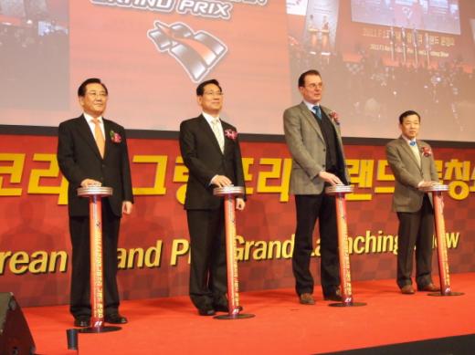 ↑2일 서울 밀레니엄 그랜드 힐튼 호텔에서 진행된 2011 F1 그랑프리 그랜드 런칭 행사에서 박준영 대회 조직위원장(왼쪽) 및 주요 인사들이 티켓 판매를 선언하고 있다.<br>
