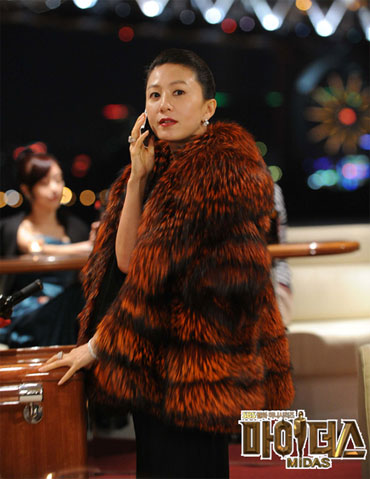 ↑SBS TV 월화드라마 ‘마이더스’에서 김희애가 모피코트를 입고 나와 논란이 일고 있다. 지난 달 25일 드라마 홈페이지에 올라온 사진. ⓒSBS