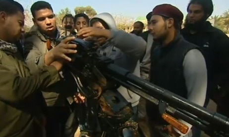 ↑ 리비아인들이 반정부세력의 거점인 '리비아국가위원회'에서 총기 사용법을 배우고 있다. ⓒBBC방송 캡쳐