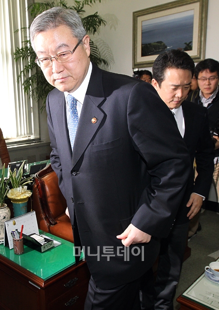 [사진]난감한 김성환 외교장관