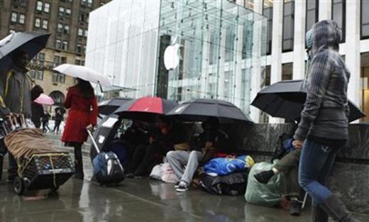 소비자들이 아이패드2를 사기위해 판매 하루전인 10일(현지시간)부터 뉴욕의 애플 스토어 앞에서 기다리고 있다. 
