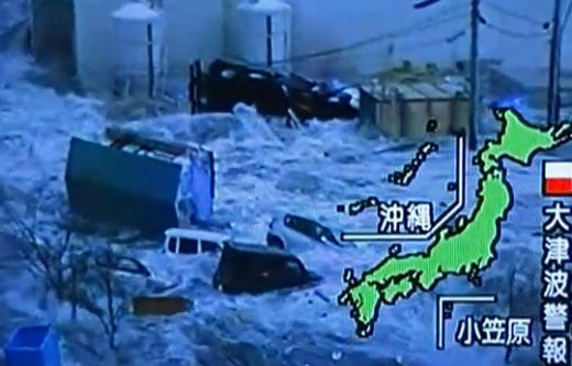 [동영상]日 대지진 '쓰나미 잠겨 떠다니는 자동차'