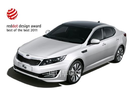 ↑15일 기아자동차 'K5'와, '스포티지R'이 세계적 디자인상인 '2011 레드닷 디자인상'(2011 red dot Design Award) 제품 디자인(Product Design) 부문 수송 디자인 (Automobiles, transport and caravans) 분야 수상작으로 선정됐다. 사진은 K5.