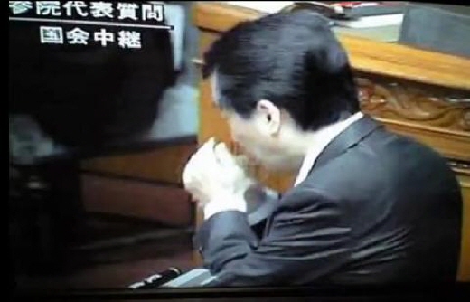 ↑고개를 옆으로 돌려 물을 마시는 간 나오토 일본 총리(유투브 동영상 캡처) 