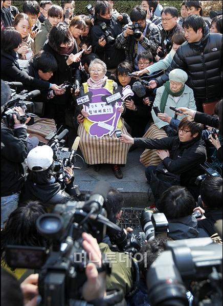 ↑16일 정오 정기 '수요 집회'에 앞서 기자회견을 하고 있는 길원옥(84) 할머니ⓒ이명근 기자 qwe123@ 