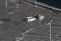 액상화(液狀化) 현상으로 차량이 파묻여 있는 도쿄디즈니랜드 주차장. 12일 오전 지바현 우라야스시 본사. <br>
