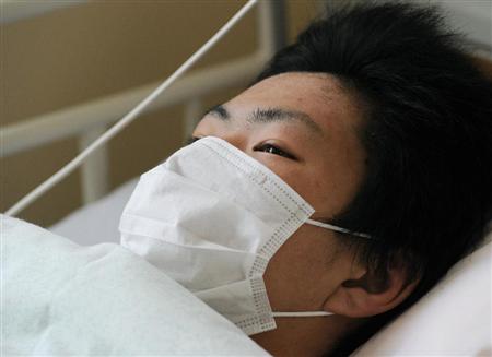대지진과 쓰나미의 죽음의 골짜기에서 217시간만에 생환한 아베 진 씨(16)가 구출된 뒤 병원에서 언론과 인터뷰하는 모습. 이시노마키시 이시노마키적십자병원에서. 
