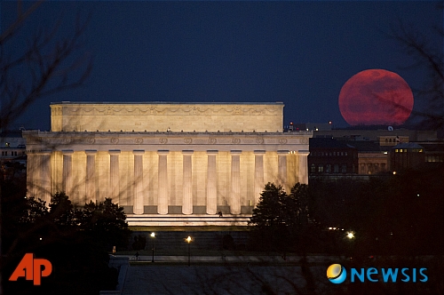 [사진] 링컨기념관 상공에 걸린 슈퍼 보름달