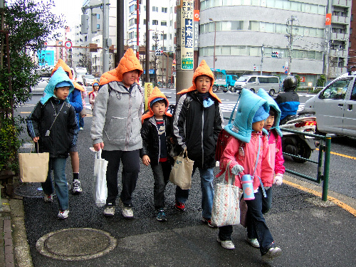  오렌지색과 파랑색 방재모자를 쓰고 등교하는 문쿄구립 쇼와소학교 학생들. 사진은 아사히신문 홈페이지에서 다운로드