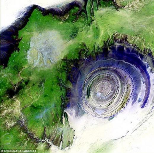 사하라사막 서쪽, 모리타니공화국에 있는 지름 50km 크기의 거대한 원형 지형. 리차트 구조(Richat Structure)로 불리는 이것은 언제 어떻게 생겼는지 아직도 비밀에 쌓여 있는 지구의 수수께끼다. ▲출처=미국 지질조사국 홈페이지