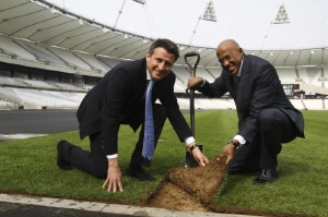 셉 코우 런던올림픽조직위원장과 IOC 육상위원회 위원장이 런던올림픽 주경기장 바닥에 깔린 잔디를 들어보이고 있다. ▲출처=런던올림픽 조직위원회<br>
