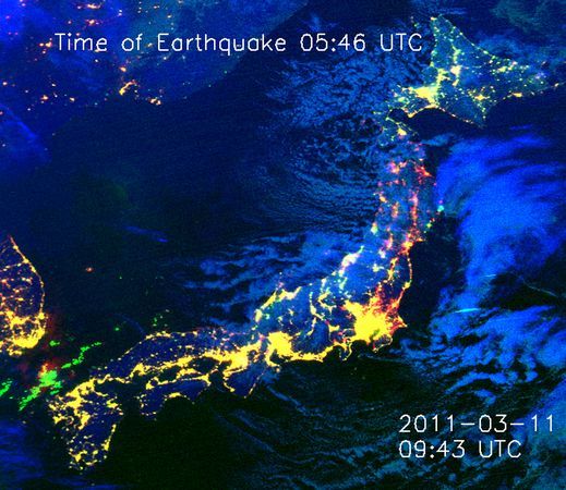 <br>
내셔널지오그래픽이 적외선촬영 위성이 촬영한 대지진 발생시의 일본 사진. 미국 공군의 기상위성이 작년에 찍은 위성사진과 비교해 이번 대지진 및 쓰나미의 피해지역을 표시하고 있다. 노란색 지역은 전과 같은, 피해가 없는 지역이고 빨간색 지역은 대지진과 쓰나미의 피해를 입은 지역을 가리킨다. ▲출처=내셔널지오그래픽  <br>
