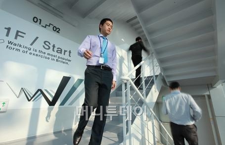 포스코건설, 임직원 '계단걷기' 캠페인 펼친다