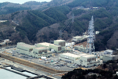 <br>
약 15m 되는 고지대에 건설된 도호쿠전력의 오나카와 원전. 08년 12월 모습(위)와 대지진 발생 뒤인 지난 23일 모습(아래). ⓒ출처=아사히신문<br>
